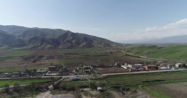 Fann eteklerinde dağ köyünde. Yaz, Tacikistan, Orta Asya'da bir vadinin dibinde otantik geleneksel köy.
