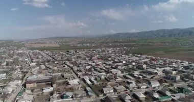Fann eteklerinde dağ köyünde. Yaz, Tacikistan, Orta Asya'da bir vadinin dibinde otantik geleneksel köy.