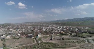 Fann eteklerinde dağ köyünde. Yaz, Tacikistan, Orta Asya'da bir vadinin dibinde otantik geleneksel köy.
