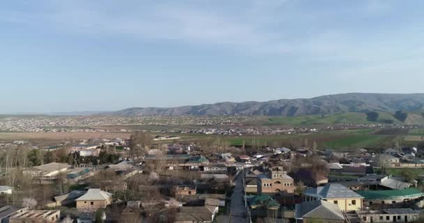 Hegyi falu Fann lábánál. Hiteles hagyományos village, az alján egy völgyben, nyáron, Tádzsikisztán, Közép-Ázsiában. — Stock videók