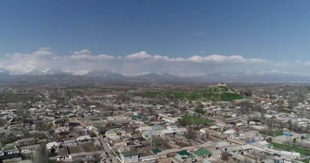 Pueblo de montaña en las estribaciones de Fann. Auténtico pueblo tradicional en el fondo de un valle en verano, Tayikistán, Asia Central . — Vídeos de Stock