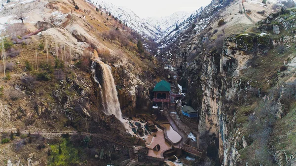 Vahdat distrito hermosa vista desde el avión a las montañas en Taskent, China y Kirgistán, cubierto de nieve . — Foto de Stock