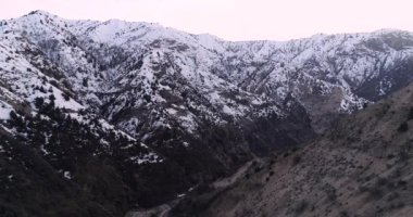 Vahdat ilçesinin güzel manzarasına göre uçakla taşkent dağlarına, Çin ve KırgIstan'da kar ile kaplı. Kayak.