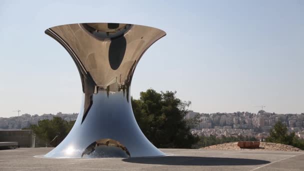 예루살렘, 이스라엘. 2018년 12월 17일. 이스라엘 박물관, 이스라엘 국립 박물관 스톡 이미지. 아니시 카푸르스 기념비적 인 모래 시계 모양의 조각 "거꾸로 세계를 돌려". — 비디오