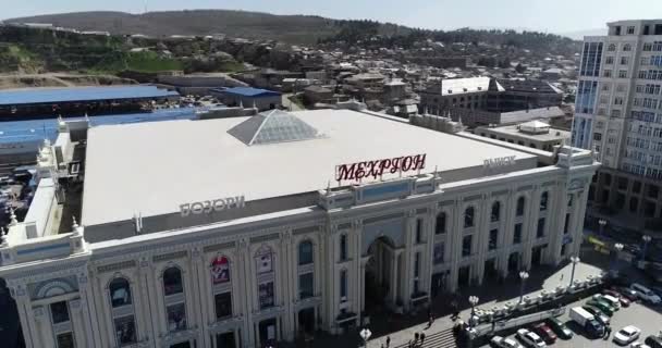 DUSHANBE, TAJIKISTÁN - 21 DE DICIEMBRE DE 2018: Uno de los edificios emblemáticos de la capital de Tayikistán, Mehrgon Tayikistán . — Vídeos de Stock