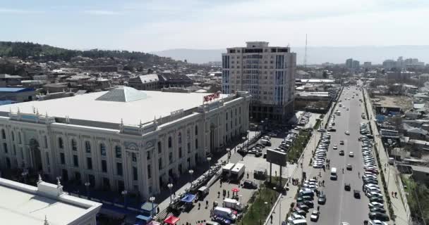 Dushanbe, Tádžikistán-Prosinec 21, 2018: jedna z orientačních budov hlavního města Tádžikistánu. — Stock video