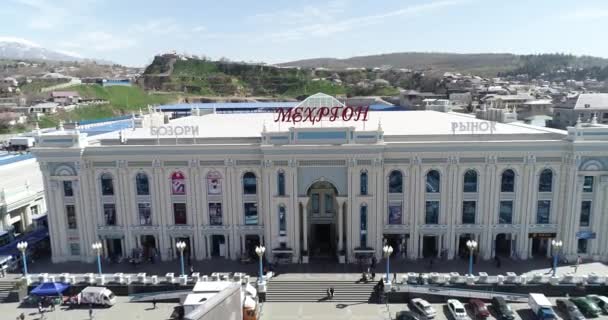 ДУШАНБЕ, ТАДЖИКИСТАН - DEC 21, 2018: Одно из знаковых зданий столицы Таджикистана Мехргон Таджикистан . — стоковое видео