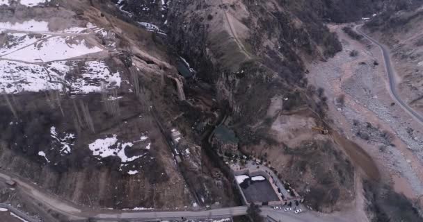 Vahdat distrito hermosa vista desde el avión a las montañas en Taskent, China y Kirgistán, cubierto de nieve. estación de esquí . — Vídeo de stock