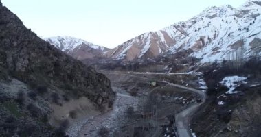 Vahdat ilçesinin güzel manzarasına göre uçakla taşkent dağlarına, Çin ve KırgIstan'da kar ile kaplı. Kayak.