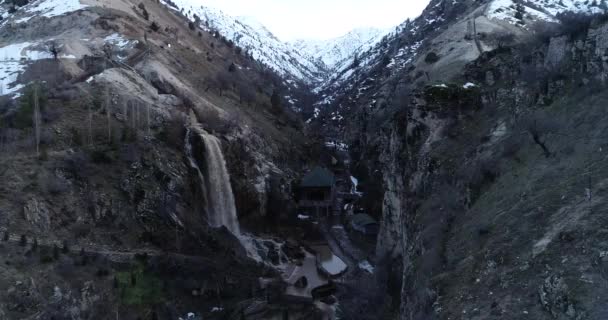 航空機からタシケント、中国、キルギスタンの山々に向かうVahdat地区の美しい景色は、雪に覆われています。スキーリゾート. — ストック動画