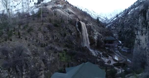 Vahdat distrito bela vista da aeronave para as montanhas em Tashkent, china e Kirgistan, coberto com neve. resort de esqui . — Vídeo de Stock