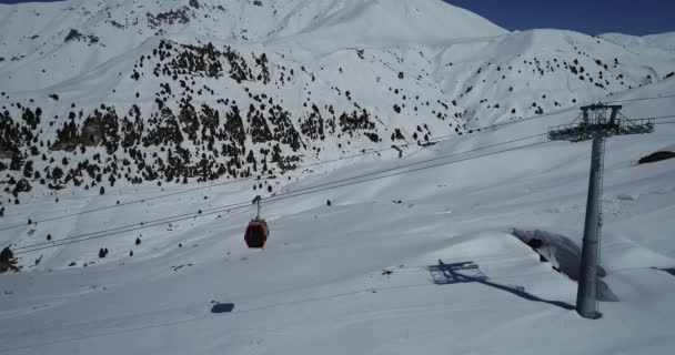 Vahdat distrito bela vista da aeronave para as montanhas em Tashkent, china e Kirgistan, coberto com neve. resort de esqui . — Vídeo de Stock