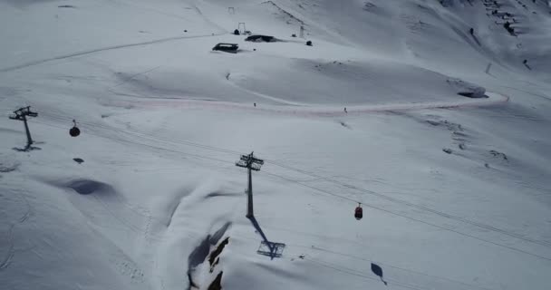 航空機からタシケント、中国、キルギスタンの山々に向かうVahdat地区の美しい景色は、雪に覆われています。スキーリゾート. — ストック動画