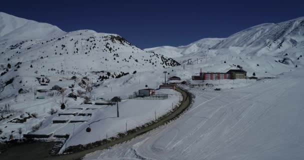 航空機からタシケント、中国、キルギスタンの山々に向かうVahdat地区の美しい景色は、雪に覆われています。スキーリゾート. — ストック動画