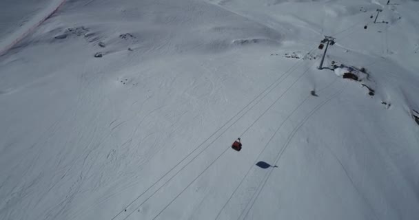 타슈켄트, 중국과 키르기스탄의 산에 항공기에서 아름다운 전망, 눈으로 덮여 Vahdat 지구 아름다운 전망. 스키장. — 비디오