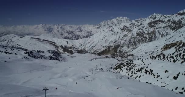 Vahdat-distriktet vacker utsikt från flygplanet till bergen i Tasjkent, Kina och Kirgistan, täckt med snö. skidort. — Stockvideo