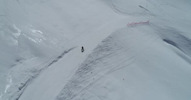 Vahdat Bezirk Schöne Aussicht aus dem Flugzeug auf die schneebedeckten Berge in Taschkent, China und Kirgistan. Skigebiet. — Stockvideo