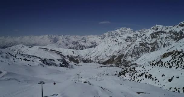 Vahdat Bezirk Schöne Aussicht aus dem Flugzeug auf die schneebedeckten Berge in Taschkent, China und Kirgistan. Skigebiet. — Stockvideo