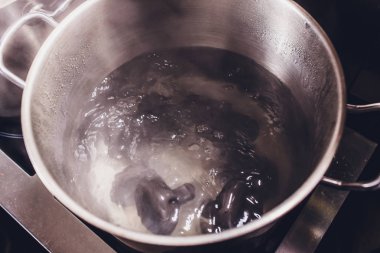 khinkali veya köfte buhar yoluyla bir tencerede soba üzerinde kaynamış suda kaynatılır. Yemek. siyah renk.