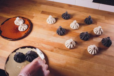 Siyah Gürcü köfte Hıngel beyaz tabak etli.