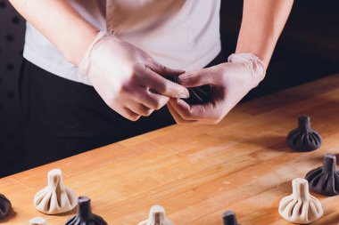 Siyah Gürcü köfte Hıngel beyaz tabak etli.