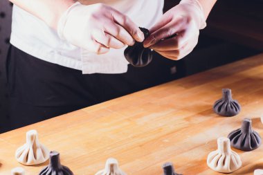 Siyah Gürcü köfte Hıngel beyaz tabak etli.