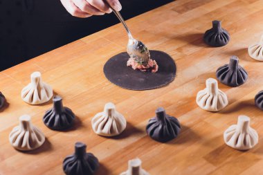 Siyah Gürcü köfte Hıngel beyaz tabak etli.