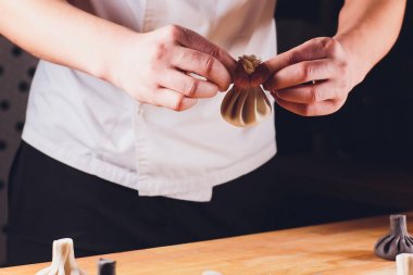 Ulusal Gürcü mutfağı Khinkali metal arka plan Cook khinkali mutfak Top view çiğ et hamuru çanak pişmemiş gıda standı Çin özel Buharlı Köfte Süreci pişirme satan hazırlar.