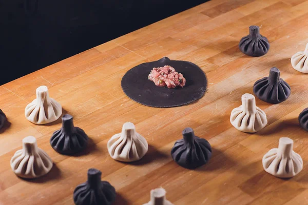 Siyah Gürcü köfte Hıngel beyaz tabak etli.