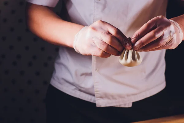 Национальная грузинская кухня Khinkali металлический фон Cook готовит Khinkali кухня Вид сверху сырое мясо тесто блюдо сырой пищи киоск продажи китайской специальности пару пельменей Процесс приготовления пищи. in — стоковое фото