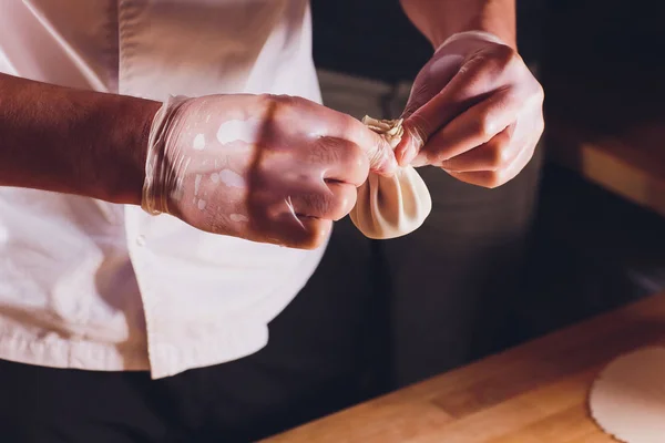 Национальная грузинская кухня Khinkali металлический фон Cook готовит Khinkali кухня Вид сверху сырое мясо тесто блюдо сырой пищи киоск продажи китайской специальности пару пельменей Процесс приготовления пищи. in — стоковое фото