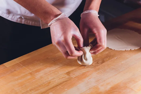 Национальная грузинская кухня Khinkali металлический фон Cook готовит Khinkali кухня Вид сверху сырое мясо тесто блюдо сырой пищи киоск продажи китайской специальности пару пельменей Процесс приготовления пищи. in — стоковое фото