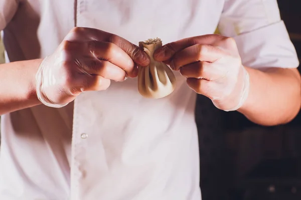 Cozinha georgiana nacional Khinkali metal fundo cozinheiro prepara cozinha khinkali Visão superior prato de massa de carne crua cabine de alimentos não cozidos vendendo especialidade chinesa Dumplings cozidos no vapor Processo de cozimento. em — Fotografia de Stock