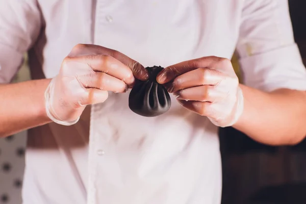 Национальная грузинская кухня Khinkali металлический фон Cook готовит Khinkali кухня Вид сверху сырое мясо тесто блюдо сырой пищи киоск продажи китайской специальности пару пельменей Процесс приготовления пищи. in — стоковое фото