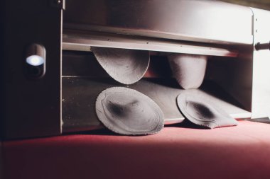 Şef hamur pasta sac fırın Baker şekillendirme hamur haddelenmiş pasta metal çalışma masası closeup el işlemleri ekmek khinkali hamur rulo makinesi ince makarna levha Üst görünüm hazırlama