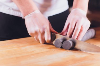 Ulusal Gürcü mutfağı Khinkali. Kıdemli kadın khinkali hazırlar. Üst görünümü çiğ et hamuru yemek pişmemiş. İşlem pişirme siyah renk.