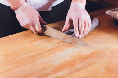 Ulusal Gürcü mutfağı Khinkali. Kıdemli kadın khinkali hazırlar. Üst görünümü çiğ et hamuru yemek pişmemiş. İşlem pişirme siyah renk.