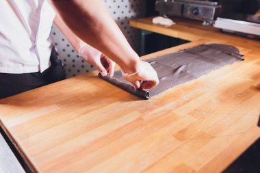 Ulusal Gürcü mutfağı Khinkali. Kıdemli kadın khinkali hazırlar. Üst görünümü çiğ et hamuru yemek pişmemiş. İşlem pişirme siyah renk.