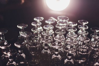 Garson cam parlatıyor. Bir bardak şarap bardakları kadın barmen parlatır.