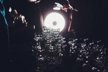 Garson cam parlatıyor. Bir bardak şarap bardakları kadın barmen parlatır.