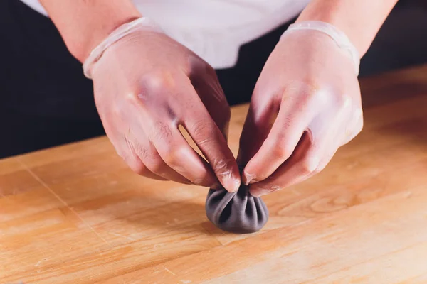 Национальная грузинская кухня Khinkali металлический фон Cook готовит Khinkali кухня Вид сверху сырое мясо тесто блюдо сырой пищи киоск продажи китайской специальности пару пельменей Процесс приготовления пищи. in — стоковое фото