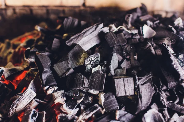 Carboni ardenti. Carbone in decomposizione. Backround con carbone . — Foto Stock