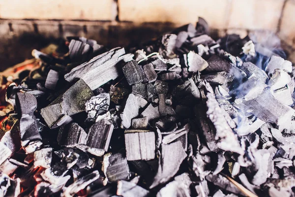 Carbón ardiendo. Carbón en descomposición. Fondo con carbón vegetal . — Foto de Stock