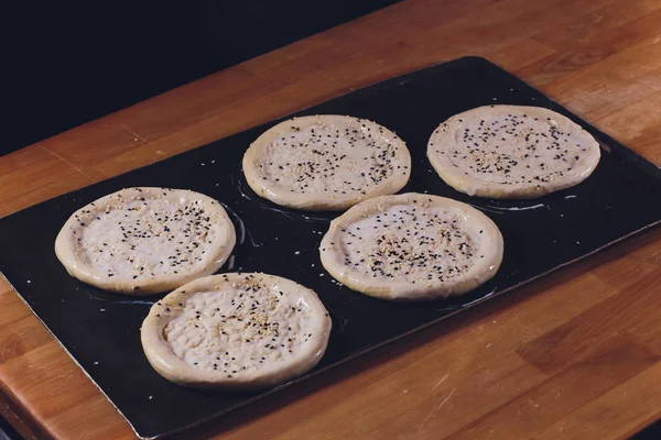 Manakjen bil Zaatar platt bröd med Zaatar timjan paj. — Stockfoto