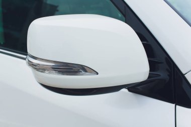Sağdaki beyaz araba aynası.