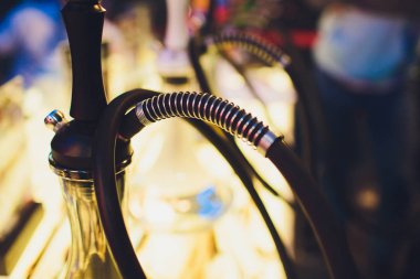 restoranın arka planına karşı neon ışığı altında boş cam nargile. metin eklemek için güzel çerçeve.