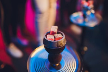 Kırmızı sıcak kömürlü nargile. Nefes inden kıvılcımlar. Dinlenmek ve nargile dumanı için modern nargile.