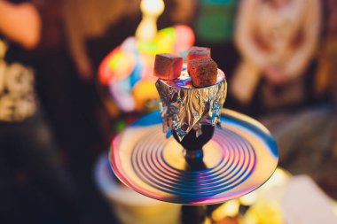 Kırmızı kömürlü Shisha nargile. Nefes alışından kıvılcımlar. Rahatlamak ve tüttürmek için hindistan cevizi kömürlü modern nargile. Nargile ve kömürden kıvılcımlar. Başka bir manzara. Shisha, kıvılcım, kıvılcım, nargile kıvılcımı.