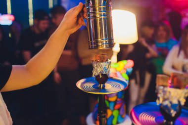 Kırmızı kömürlü Shisha nargile. Nefes alışından kıvılcımlar. Rahatlamak ve tüttürmek için hindistan cevizi kömürlü modern nargile. Nargile ve kömürden kıvılcımlar. Başka bir manzara. Shisha, kıvılcım, kıvılcım, nargile kıvılcımı.