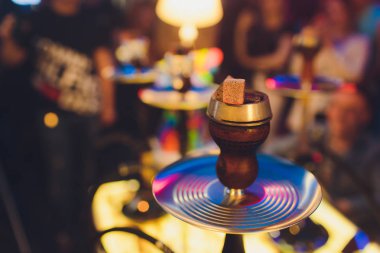 Kırmızı kömürlü Shisha nargile. Nefes alışından kıvılcımlar. Rahatlamak ve tüttürmek için hindistan cevizi kömürlü modern nargile. Nargile ve kömürden kıvılcımlar. Başka bir manzara. Shisha, kıvılcım, kıvılcım, nargile kıvılcımı.